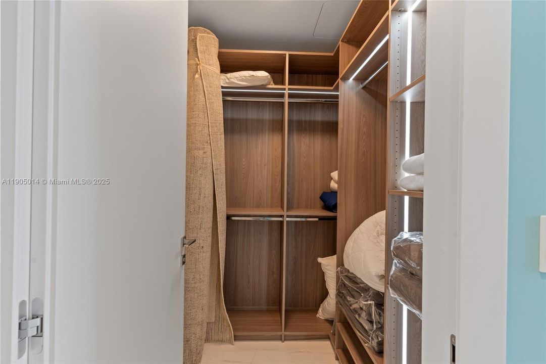 合同活跃: $13,500 (2 贝兹, 3 浴室, 0 平方英尺)