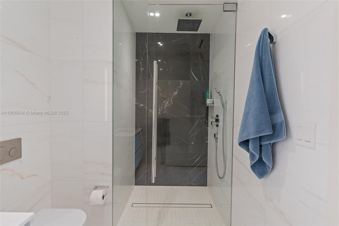 合同活跃: $13,500 (2 贝兹, 3 浴室, 0 平方英尺)