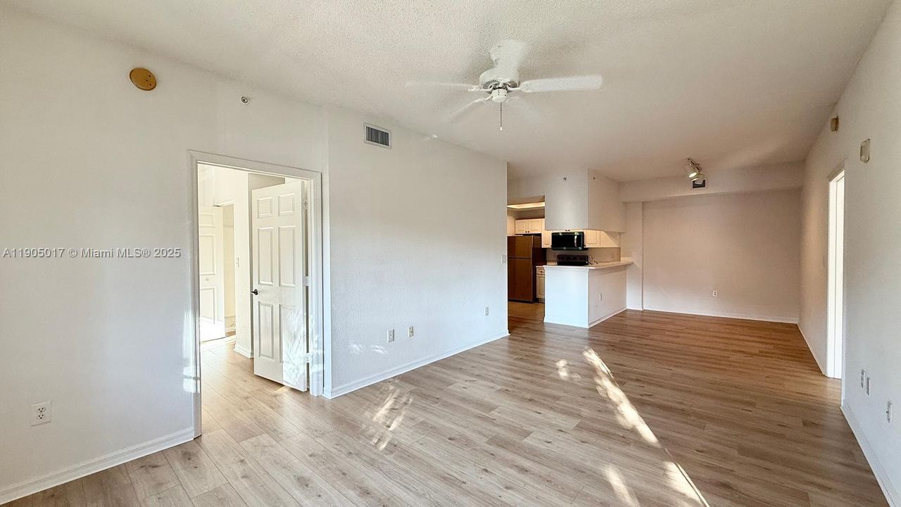 合同活跃: $2,400 (2 贝兹, 2 浴室, 1088 平方英尺)