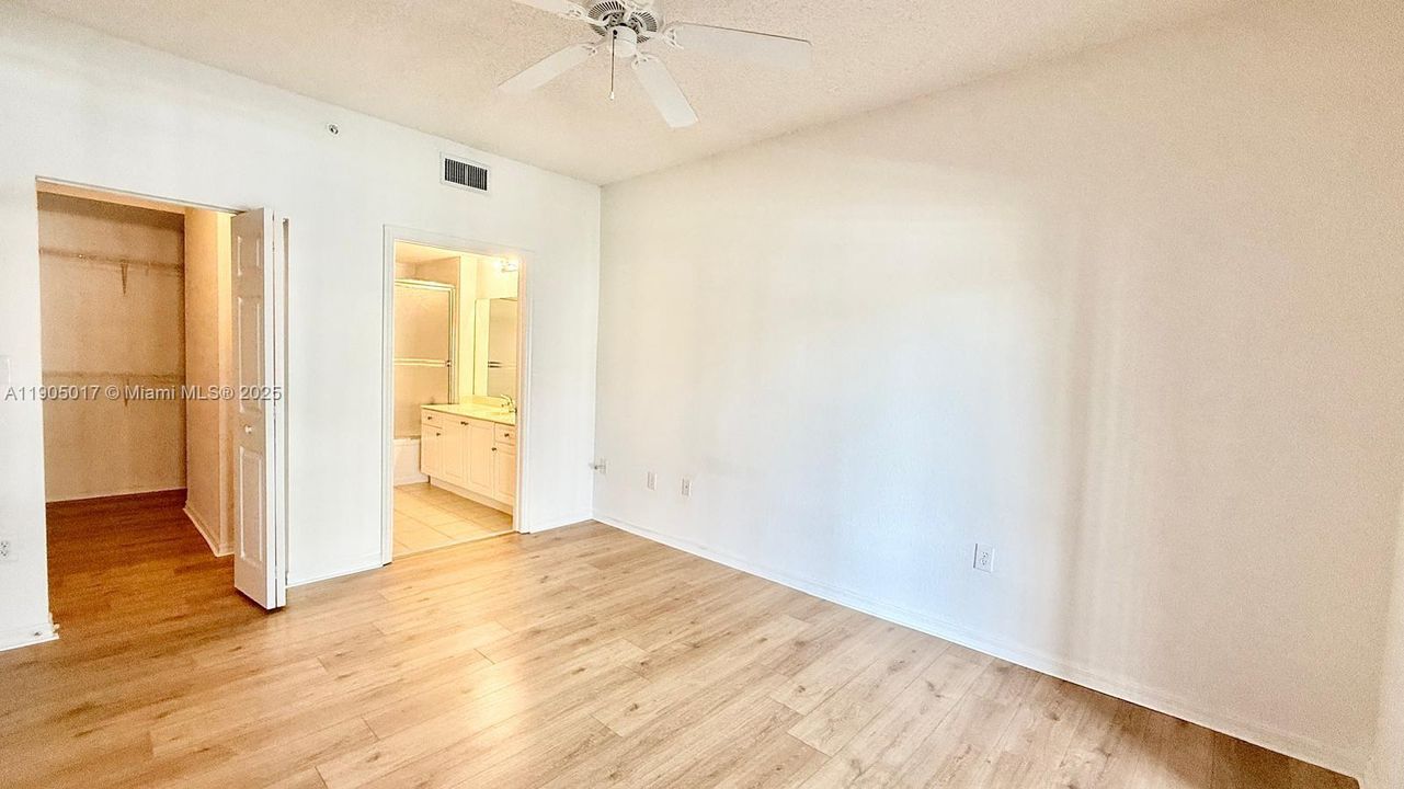 合同活跃: $2,400 (2 贝兹, 2 浴室, 1088 平方英尺)