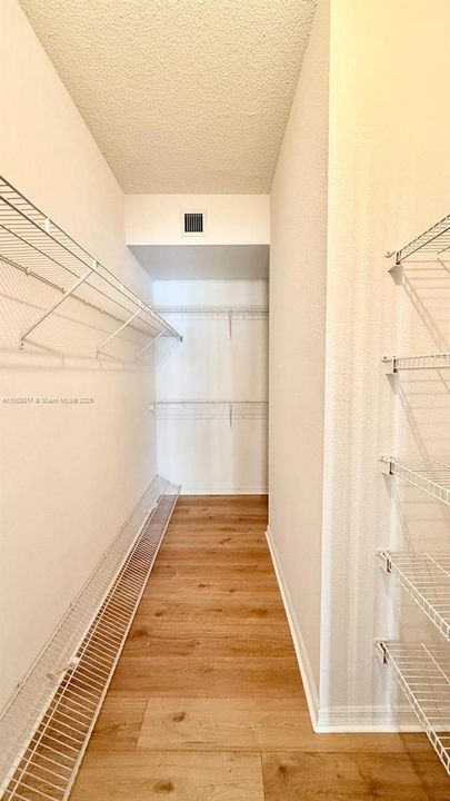 合同活跃: $2,400 (2 贝兹, 2 浴室, 1088 平方英尺)