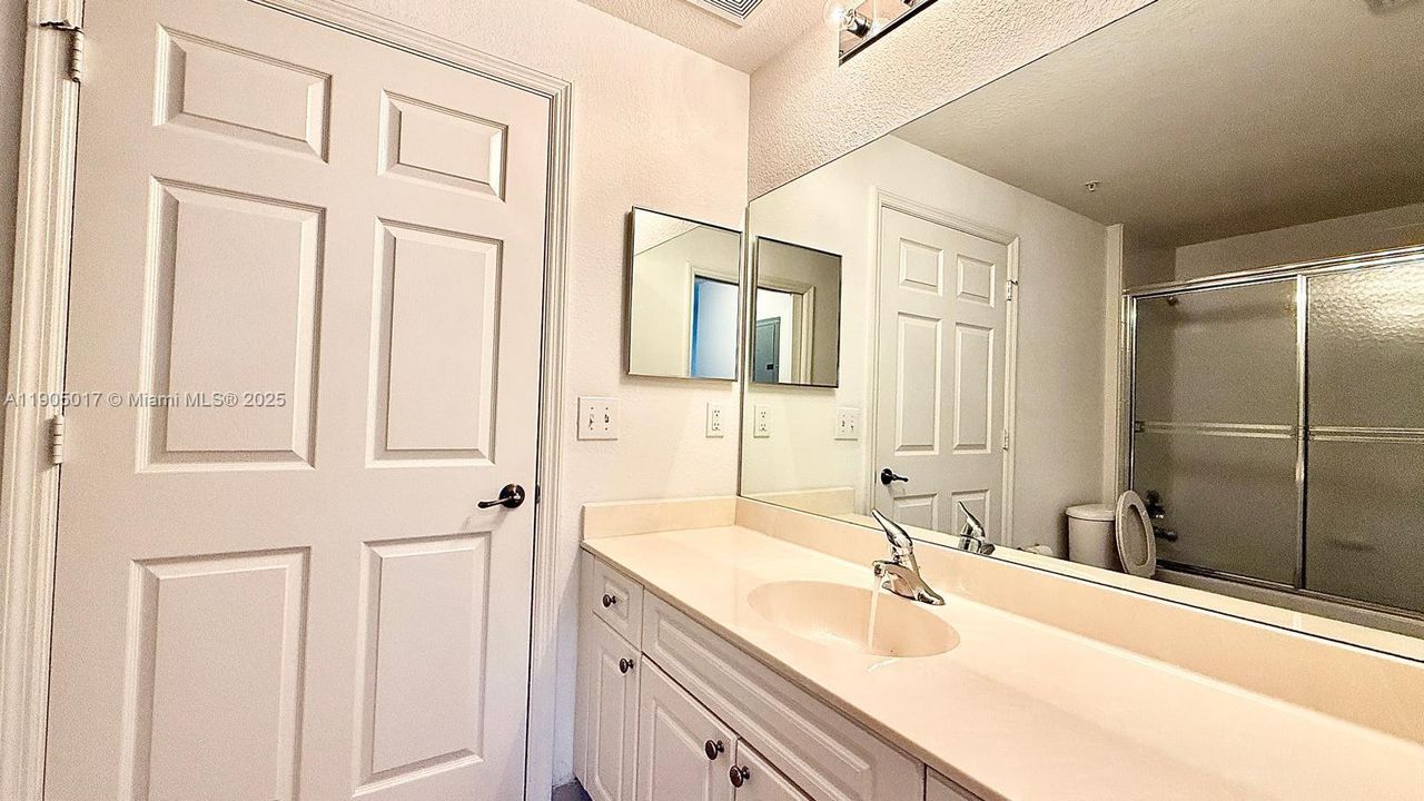 合同活跃: $2,400 (2 贝兹, 2 浴室, 1088 平方英尺)