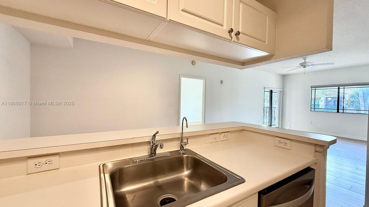 合同活跃: $2,400 (2 贝兹, 2 浴室, 1088 平方英尺)