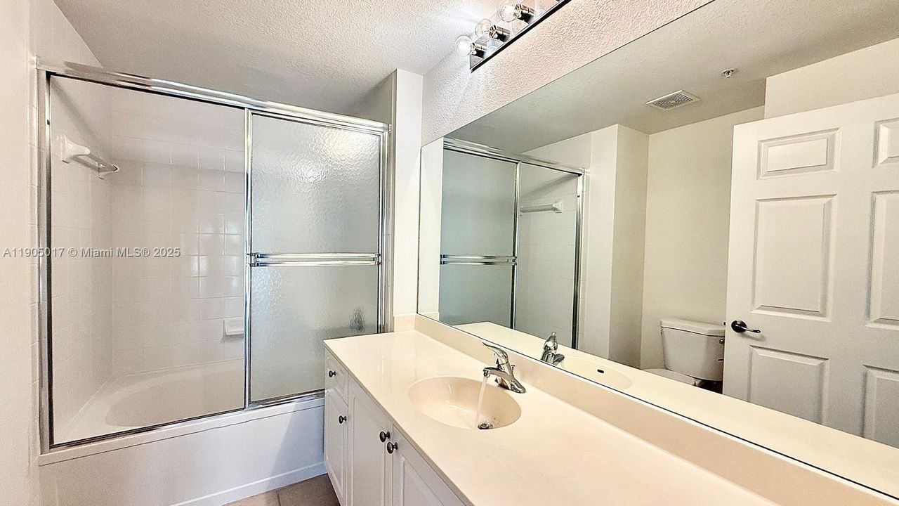 合同活跃: $2,400 (2 贝兹, 2 浴室, 1088 平方英尺)