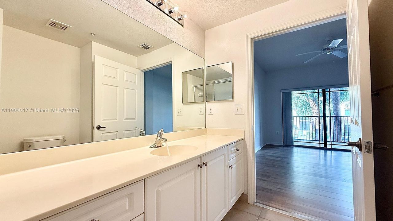 合同活跃: $2,400 (2 贝兹, 2 浴室, 1088 平方英尺)