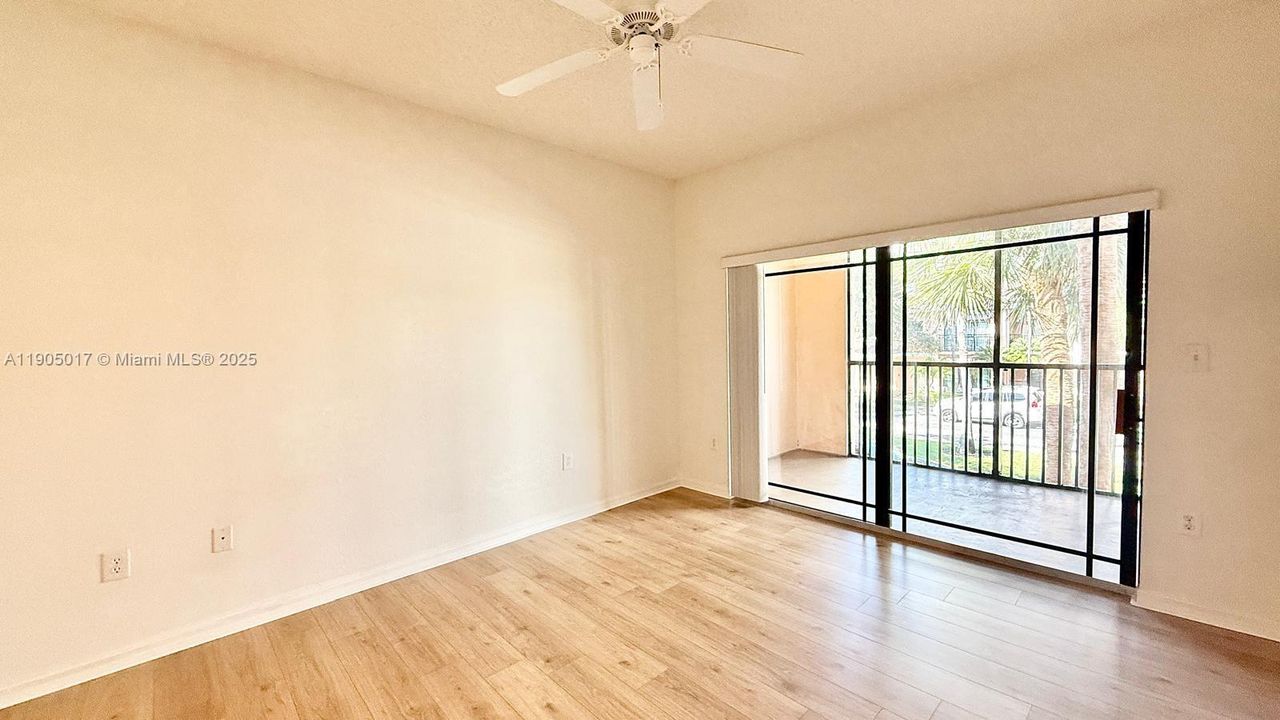 合同活跃: $2,400 (2 贝兹, 2 浴室, 1088 平方英尺)