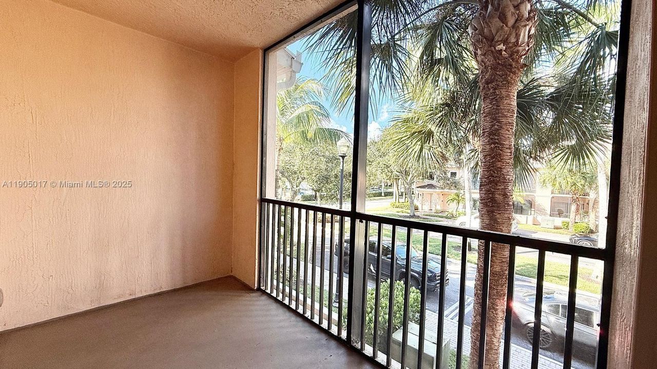 合同活跃: $2,400 (2 贝兹, 2 浴室, 1088 平方英尺)