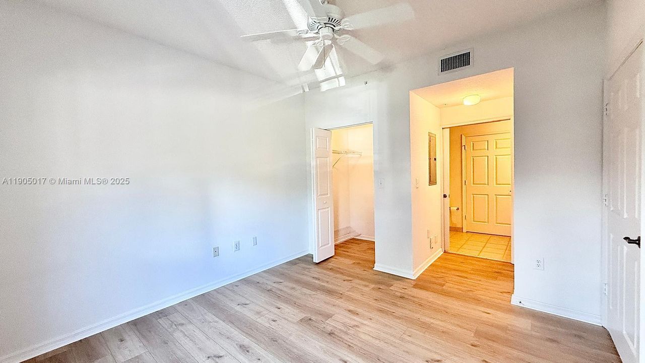 合同活跃: $2,400 (2 贝兹, 2 浴室, 1088 平方英尺)