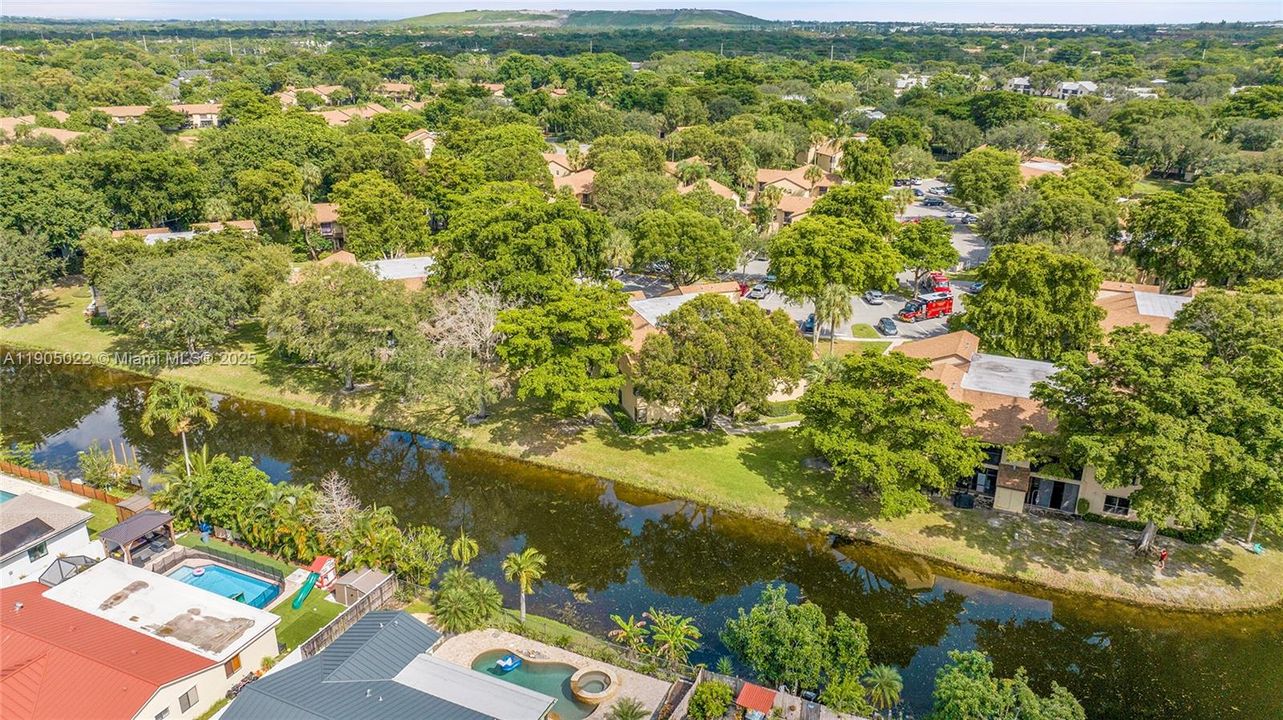 For Sale: $239,900 (2 beds, 2 baths, 982 Square Feet)