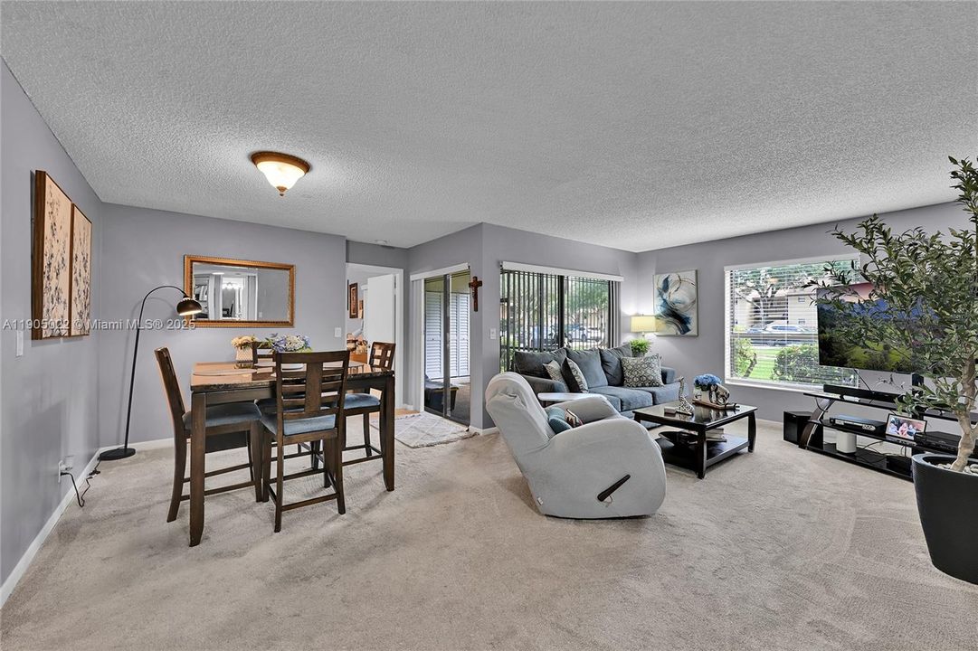 For Sale: $239,900 (2 beds, 2 baths, 982 Square Feet)