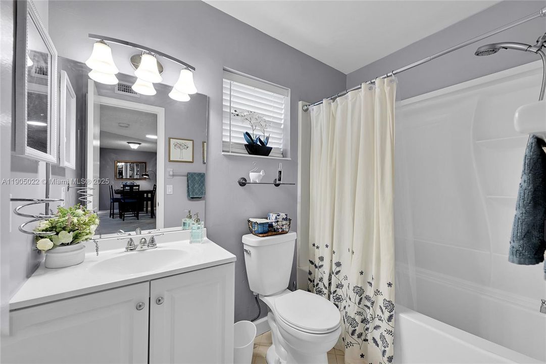 For Sale: $239,900 (2 beds, 2 baths, 982 Square Feet)