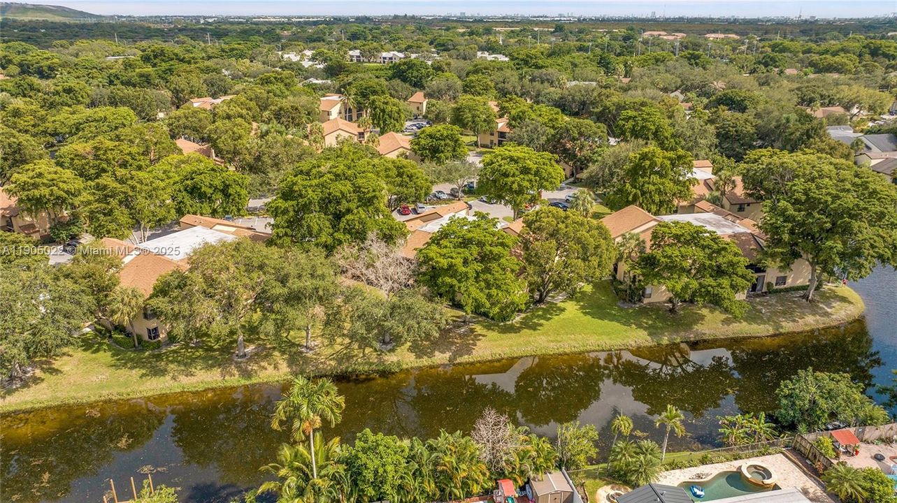 For Sale: $239,900 (2 beds, 2 baths, 982 Square Feet)