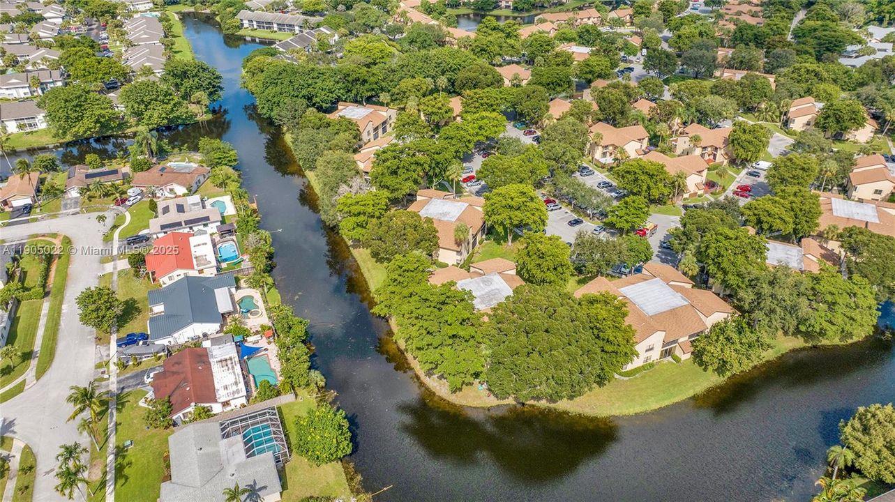 For Sale: $239,900 (2 beds, 2 baths, 982 Square Feet)