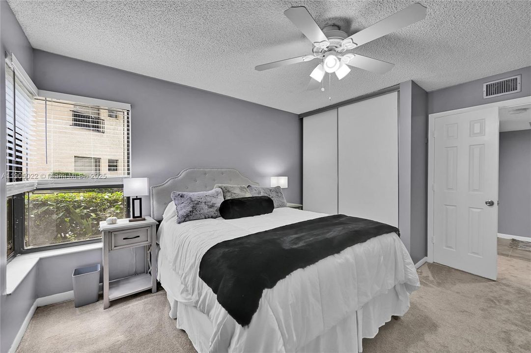 For Sale: $239,900 (2 beds, 2 baths, 982 Square Feet)