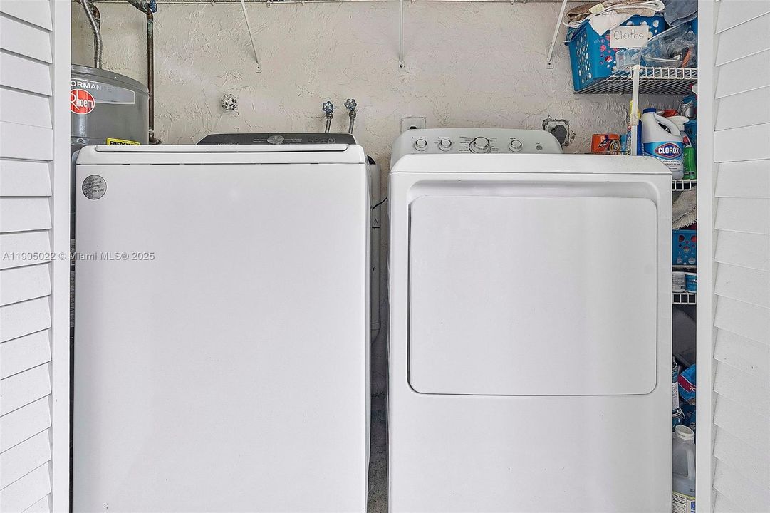 For Sale: $239,900 (2 beds, 2 baths, 982 Square Feet)