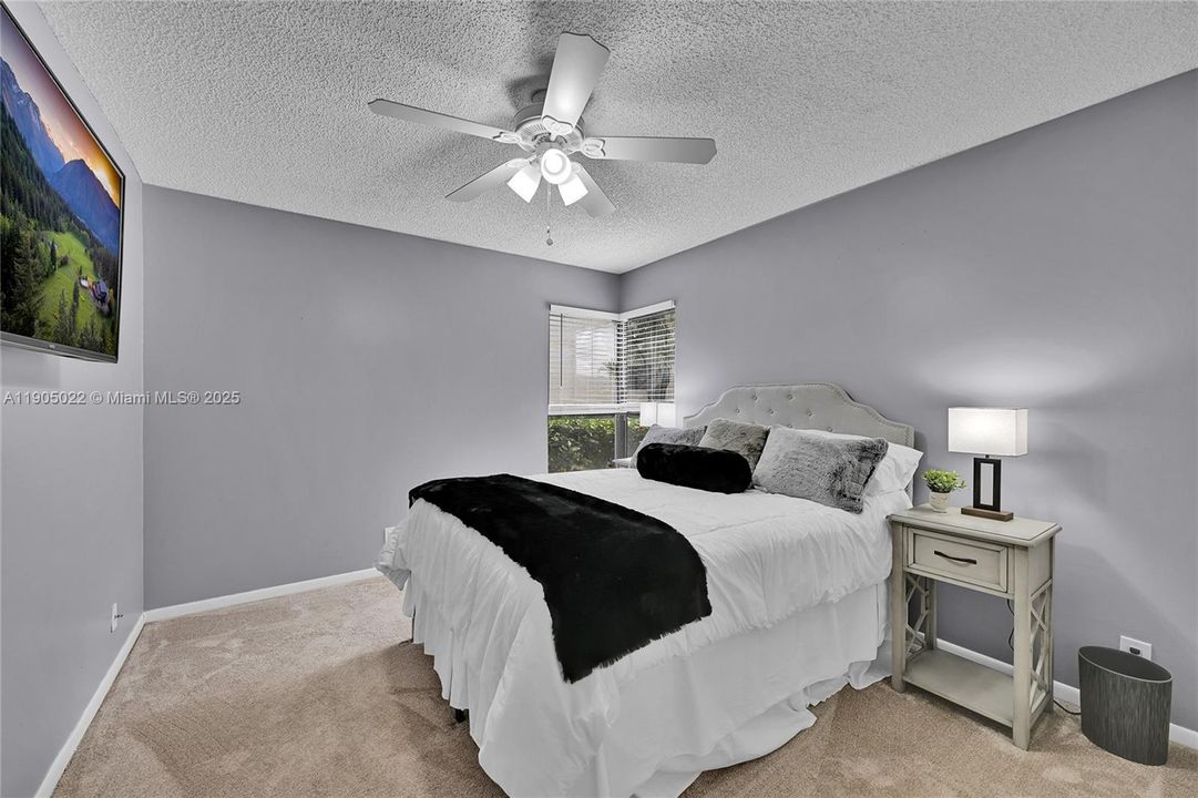 For Sale: $239,900 (2 beds, 2 baths, 982 Square Feet)