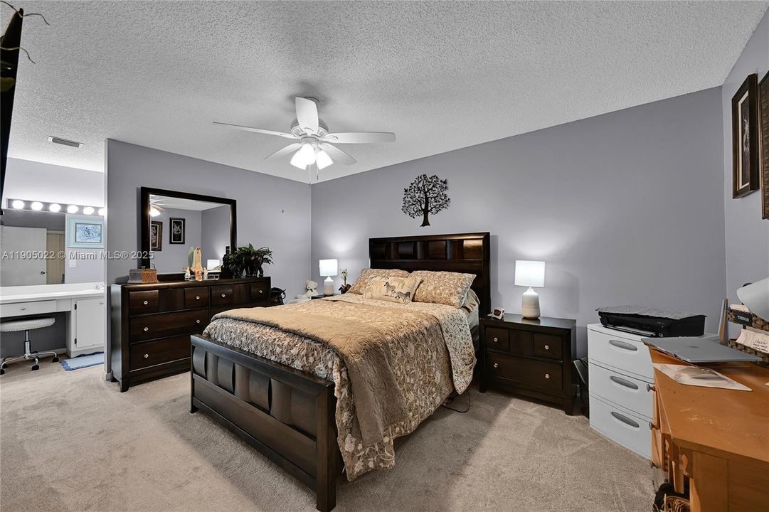 For Sale: $239,900 (2 beds, 2 baths, 982 Square Feet)