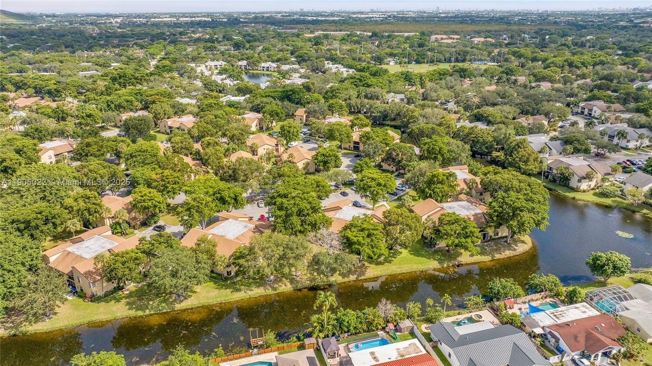 For Sale: $239,900 (2 beds, 2 baths, 982 Square Feet)