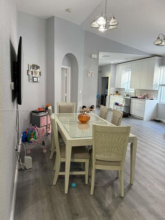 Recently Rented: $2,800 (3 beds, 2 baths, 1652 Square Feet)