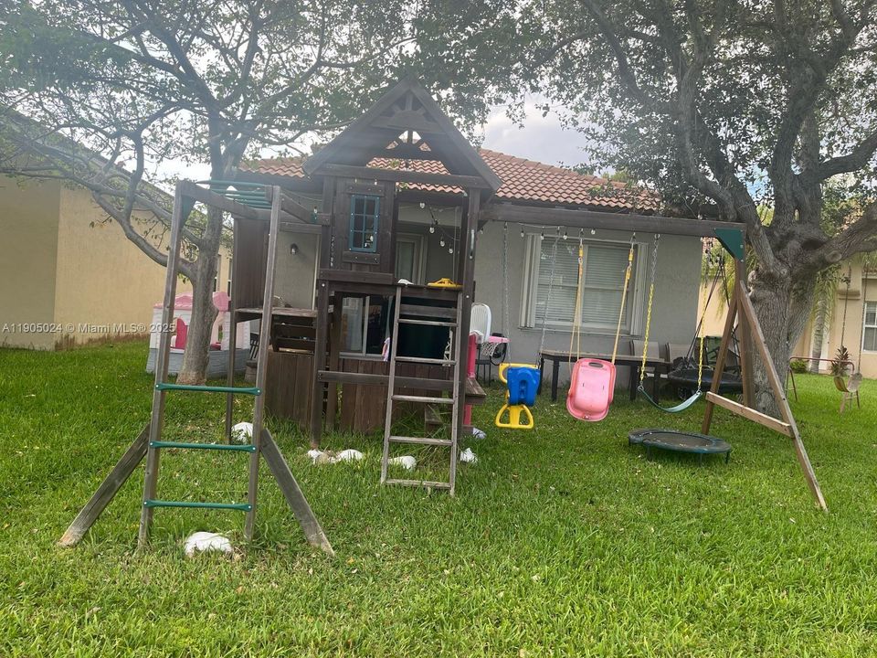 Recently Rented: $2,800 (3 beds, 2 baths, 1652 Square Feet)