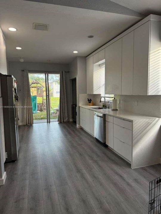 Recently Rented: $2,800 (3 beds, 2 baths, 1652 Square Feet)