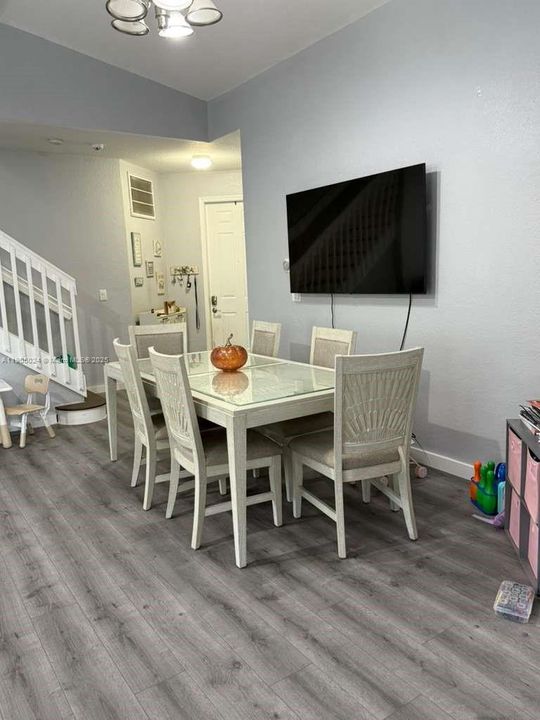 Recently Rented: $2,800 (3 beds, 2 baths, 1652 Square Feet)