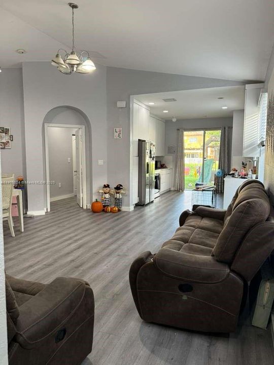 Recently Rented: $2,800 (3 beds, 2 baths, 1652 Square Feet)