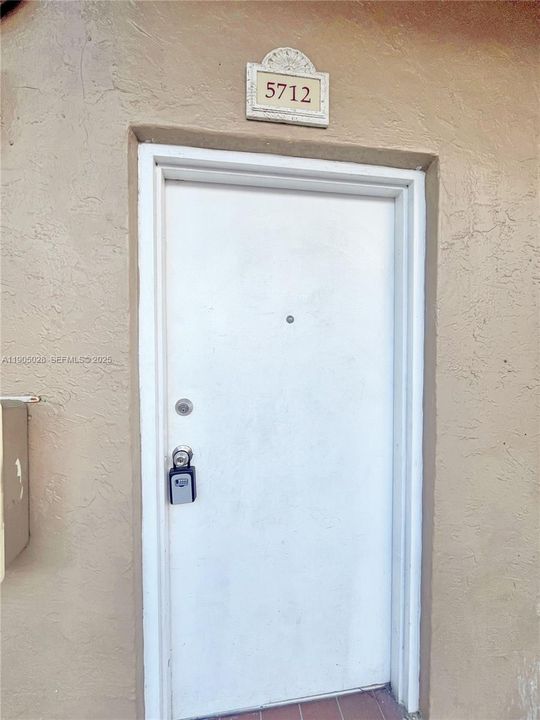 For Rent: $2,200 (2 beds, 1 baths, 884 Square Feet)