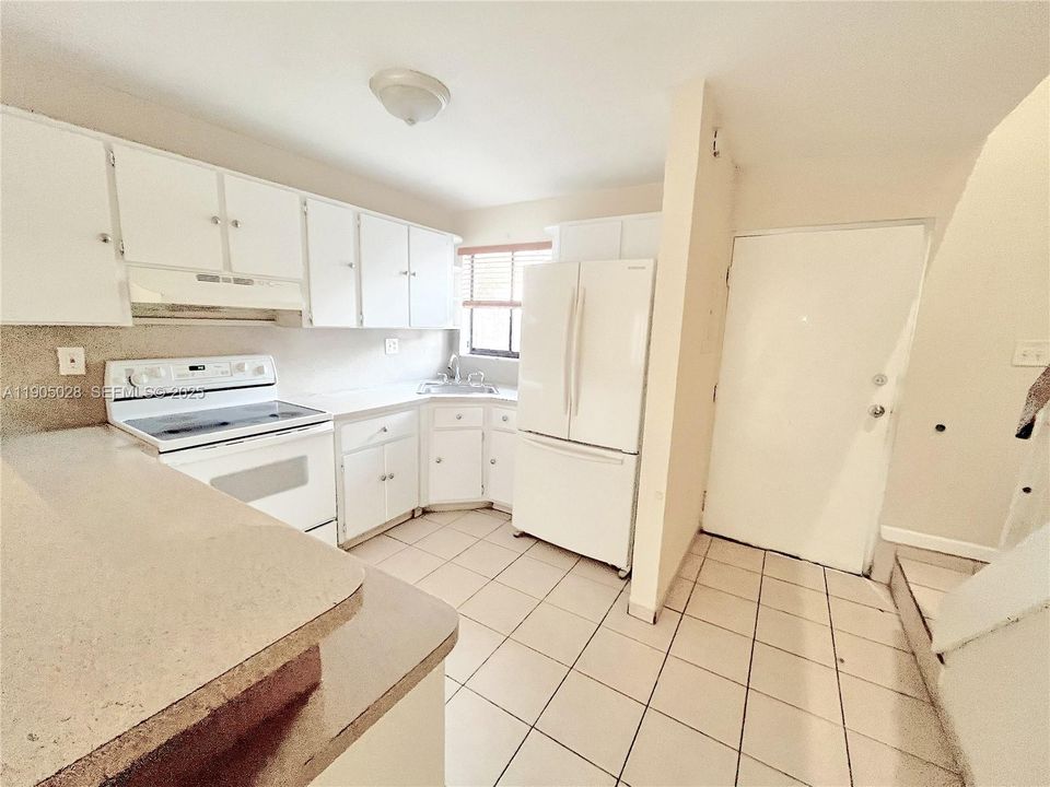 For Rent: $2,200 (2 beds, 1 baths, 884 Square Feet)