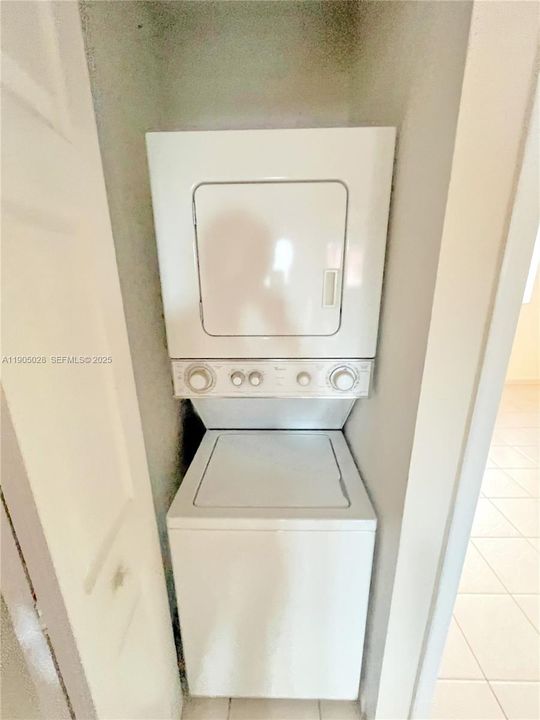 For Rent: $2,200 (2 beds, 1 baths, 884 Square Feet)