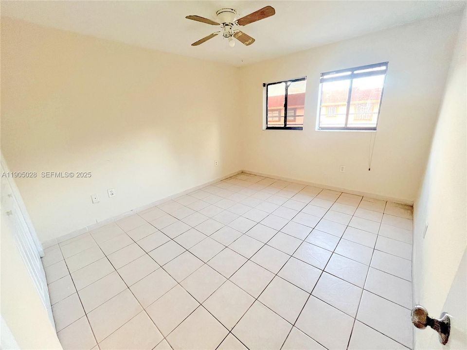 For Rent: $2,200 (2 beds, 1 baths, 884 Square Feet)