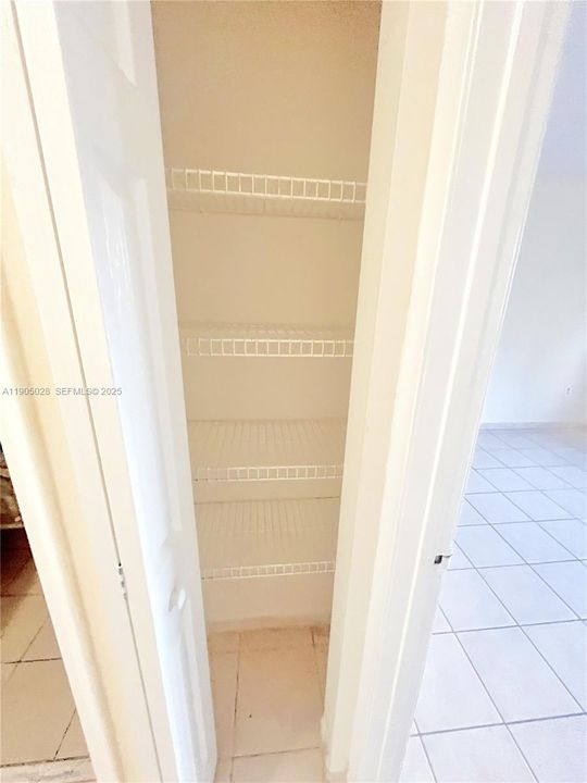 For Rent: $2,200 (2 beds, 1 baths, 884 Square Feet)