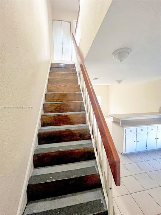 For Rent: $2,200 (2 beds, 1 baths, 884 Square Feet)