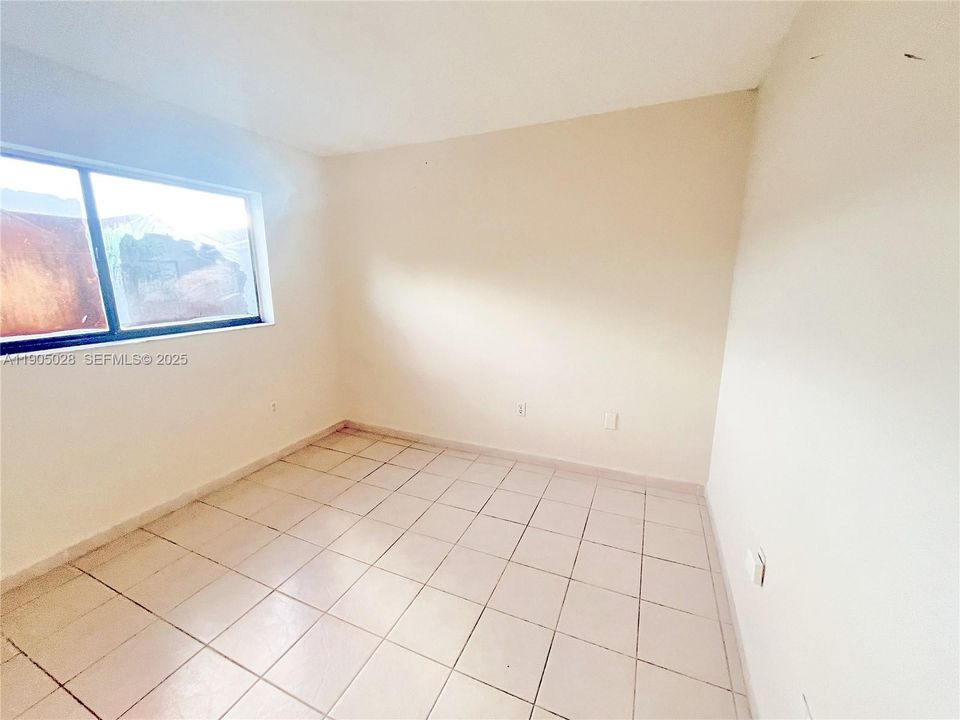 For Rent: $2,200 (2 beds, 1 baths, 884 Square Feet)