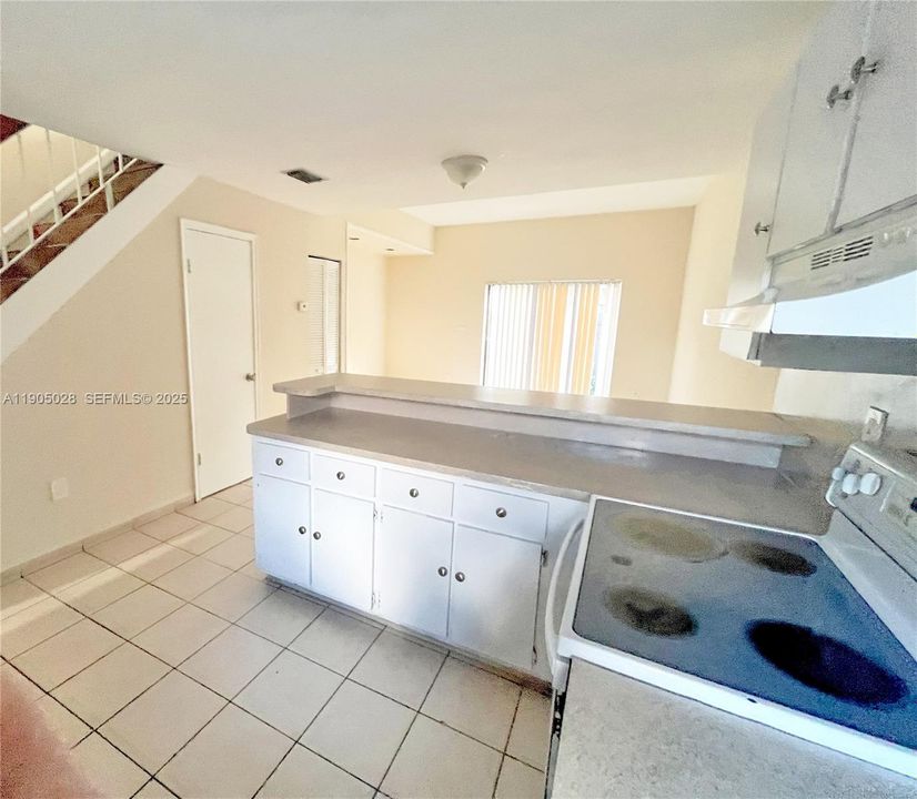 For Rent: $2,200 (2 beds, 1 baths, 884 Square Feet)