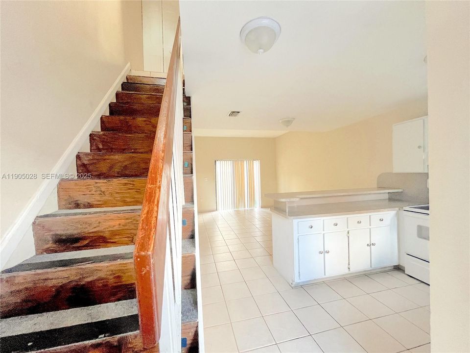 For Rent: $2,200 (2 beds, 1 baths, 884 Square Feet)