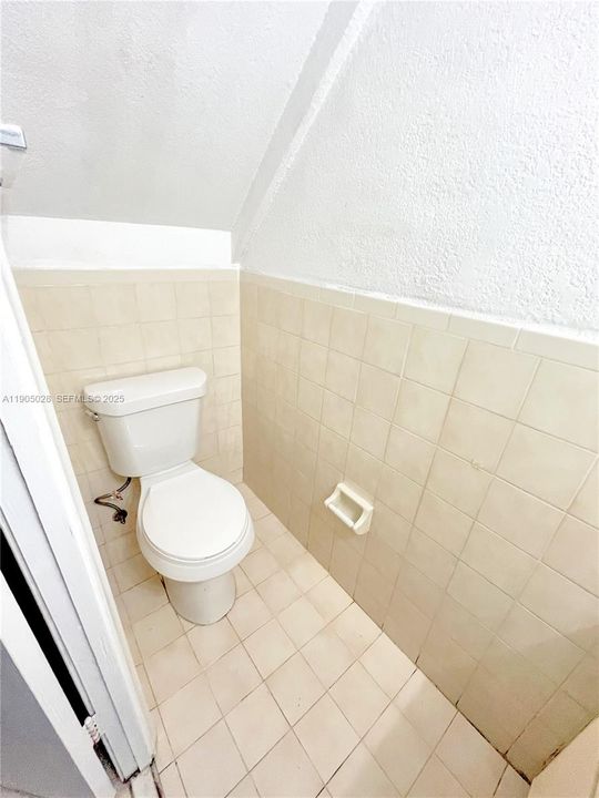For Rent: $2,200 (2 beds, 1 baths, 884 Square Feet)