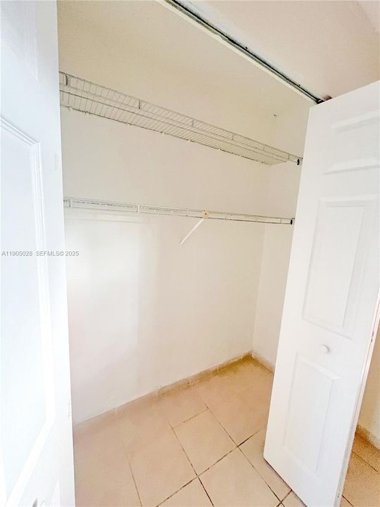 For Rent: $2,200 (2 beds, 1 baths, 884 Square Feet)