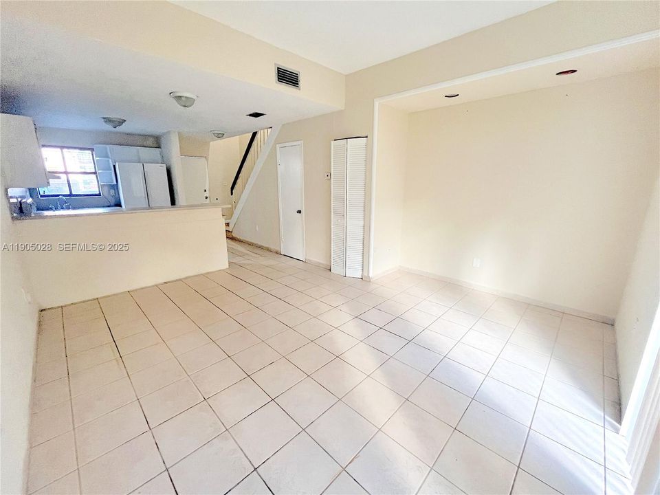 For Rent: $2,200 (2 beds, 1 baths, 884 Square Feet)