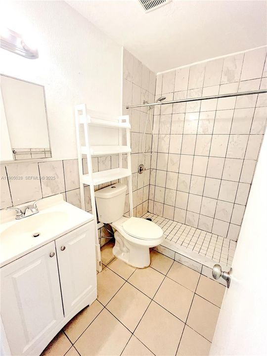 For Rent: $2,200 (2 beds, 1 baths, 884 Square Feet)