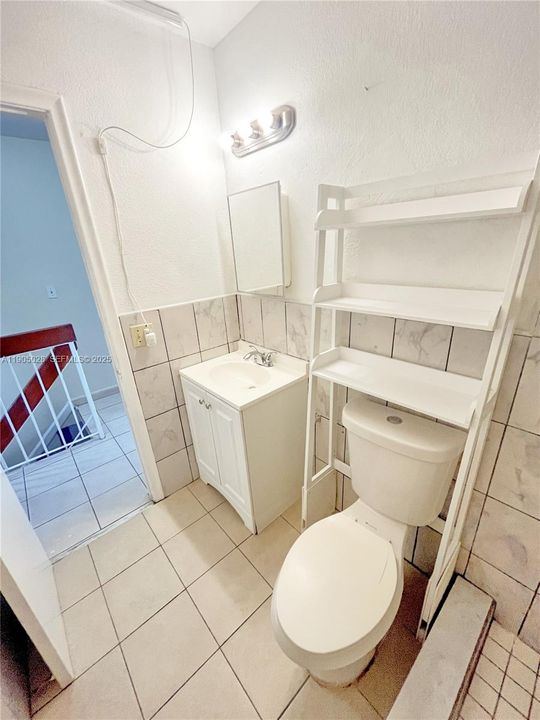 For Rent: $2,200 (2 beds, 1 baths, 884 Square Feet)