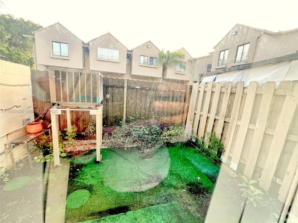 For Rent: $2,200 (2 beds, 1 baths, 884 Square Feet)