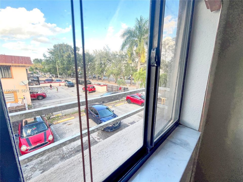 For Rent: $2,200 (2 beds, 1 baths, 884 Square Feet)