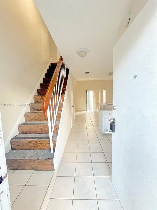 For Rent: $2,200 (2 beds, 1 baths, 884 Square Feet)