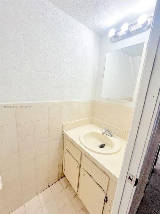 For Rent: $2,200 (2 beds, 1 baths, 884 Square Feet)