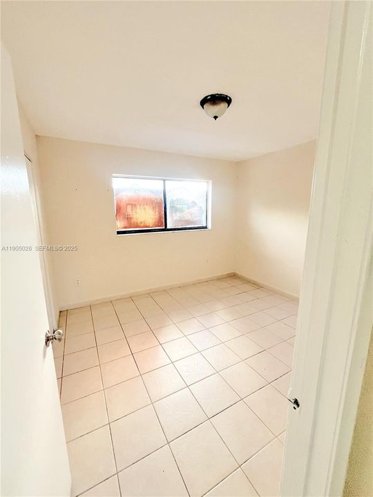 For Rent: $2,200 (2 beds, 1 baths, 884 Square Feet)