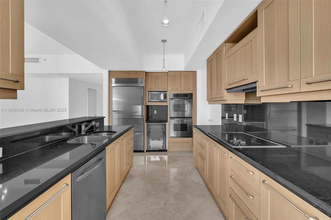 For Sale: $1,180,000 (2 beds, 2 baths, 1869 Square Feet)