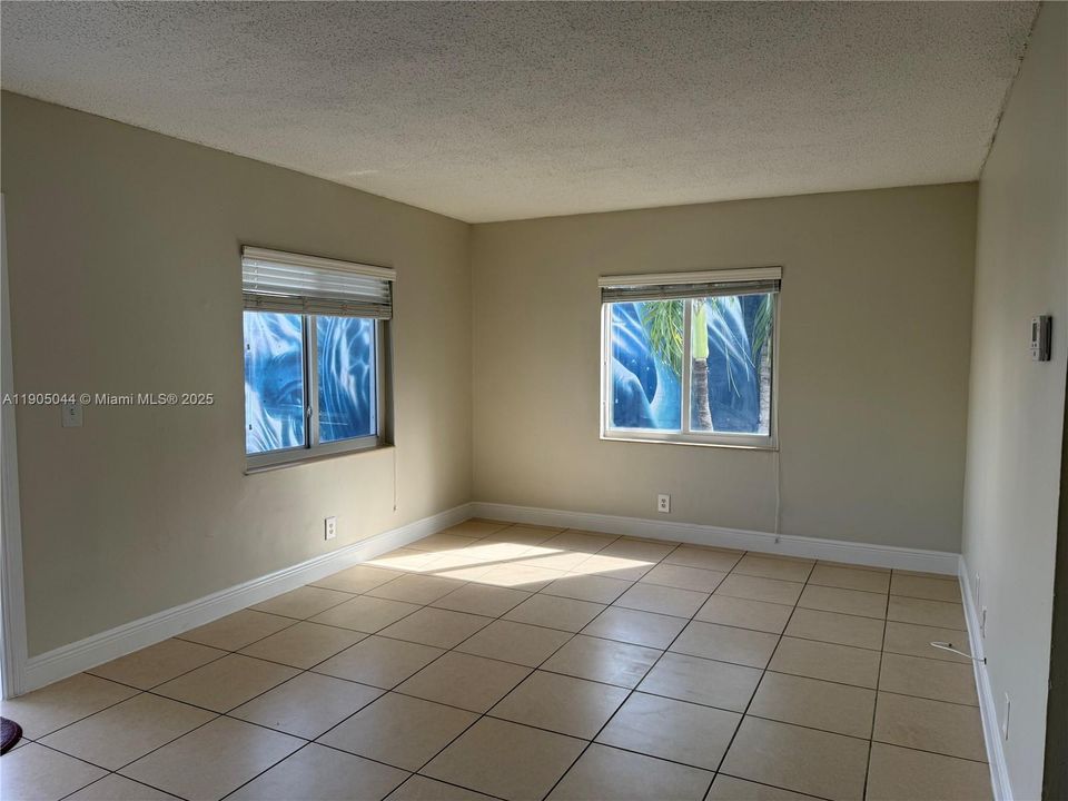 Recently Rented: $1,975 (2 beds, 1 baths, 760 Square Feet)