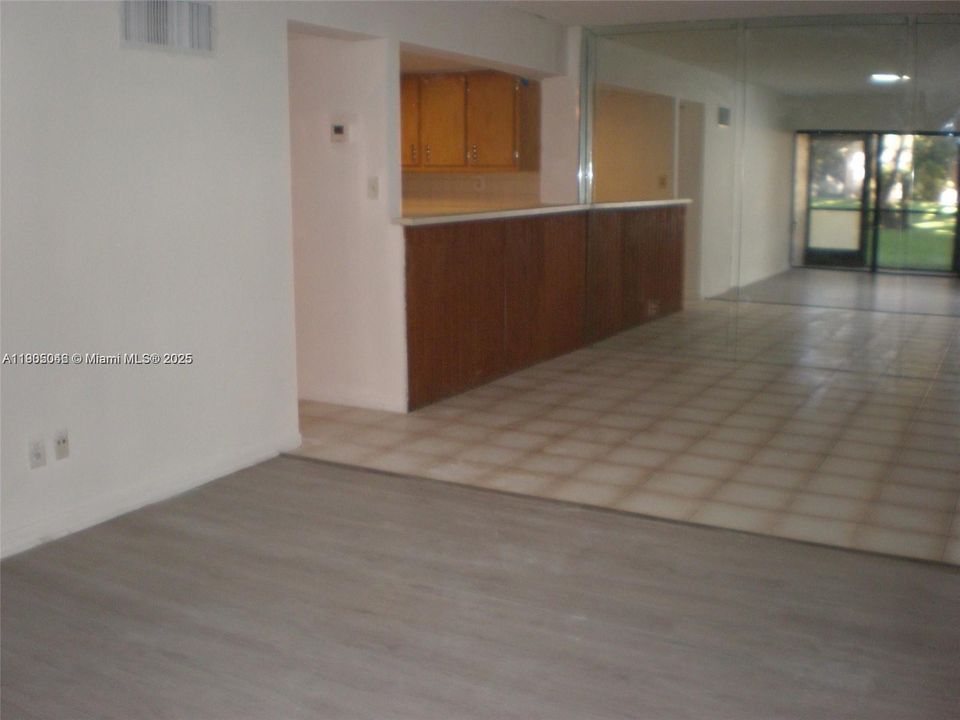 出租: $1,700 (2 贝兹, 2 浴室, 858 平方英尺)