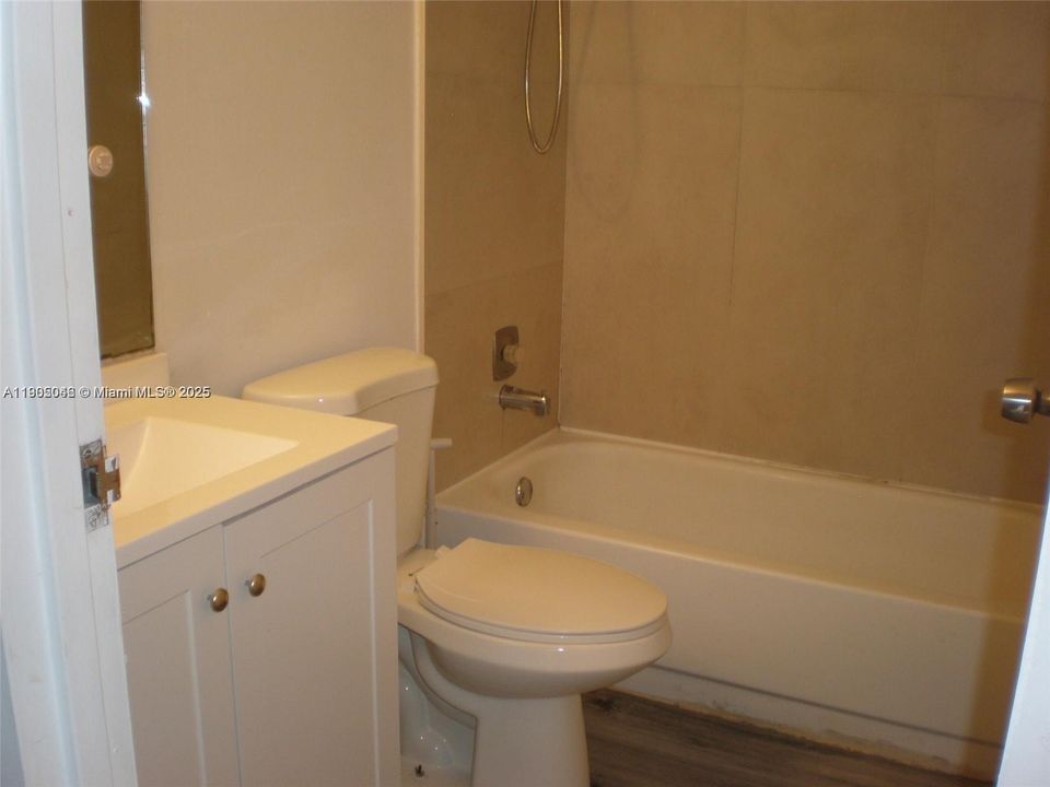 出租: $1,700 (2 贝兹, 2 浴室, 858 平方英尺)